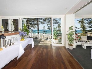 Outdoor dining - Sydney Manly Beach (Sydney)