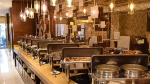 Un'attrezzatura per buffet con diverse postazioni di servizio, ognuna con un'ampia scelta di cibi e utensili.