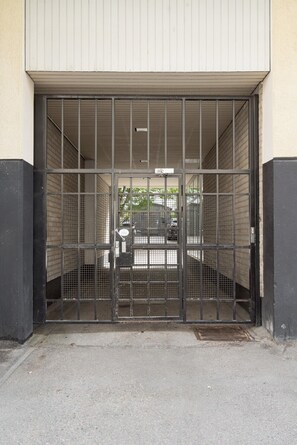 Metallisella portilla ja betonilattialla varustetun rakennuksen porttikongas.