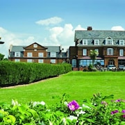 Le Strange Arms Beachside Hotel & Lodges