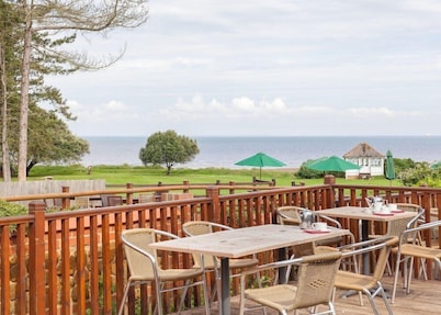 Le Strange Arms Beachside Hotel & Lodges