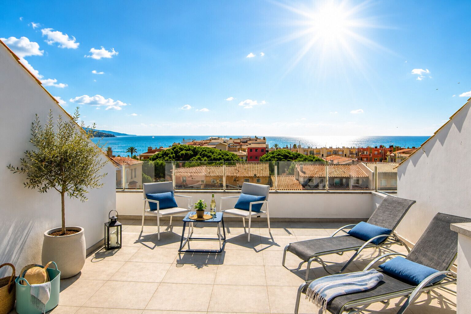 Eine Dachterrasse mit Meerblick, ausgestattet mit Stühlen, einem Tisch und einem Blumentopf.