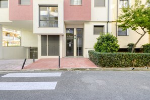 A building with a red entrance, a visible door, and a sign indicating 'Les Mimoses Esc. 4'. - GRAN RESERVA MIMOSES ATIC B (Empuriabrava)