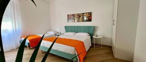 Habitación triple Confort, para no fumadores | Minibar, cortinas blackout, insonorización y wifi gratis