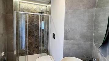Deluxe Double Room, 1 Queen Bed, Balcony, City View | Bathroom