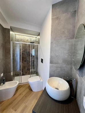 Deluxe Double Room, 1 Queen Bed, Balcony, City View | Bathroom - Foligno City Rooms (Foligno)