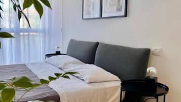 Dobbeltrom – deluxe, 1 queensize-seng, balkong, byutsikt | Minibar, blendingsgardiner, lydisolert og wi-fi (inkludert)