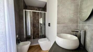 Chambre Double Deluxe, 1 grand lit, balcon, vue ville | Salle de bain