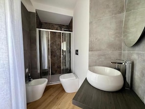 Chambre Double Deluxe, 1 grand lit, balcon, vue ville | Salle de bain