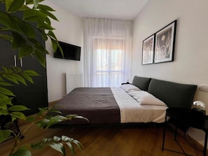 Deluxe-Doppelzimmer, 1 Queen-Bett, Balkon, Stadtblick | Minibar, Verdunkelungsvorhänge, schallisolierte Zimmer, kostenloses WLAN