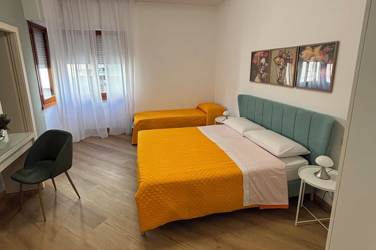 Comfort-Dreibettzimmer, Nichtraucher | Minibar, Verdunkelungsvorhänge, schallisolierte Zimmer, kostenloses WLAN