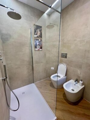 Comfort Triple Room, Non Smoking | Bathroom | Shower, rainfall showerhead, hair dryer, bidet - Foligno City Rooms (Foligno)