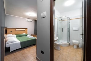 Deluxe Triple Room, Garden View | Bathroom - Roof Garden Rooms (Assisi)