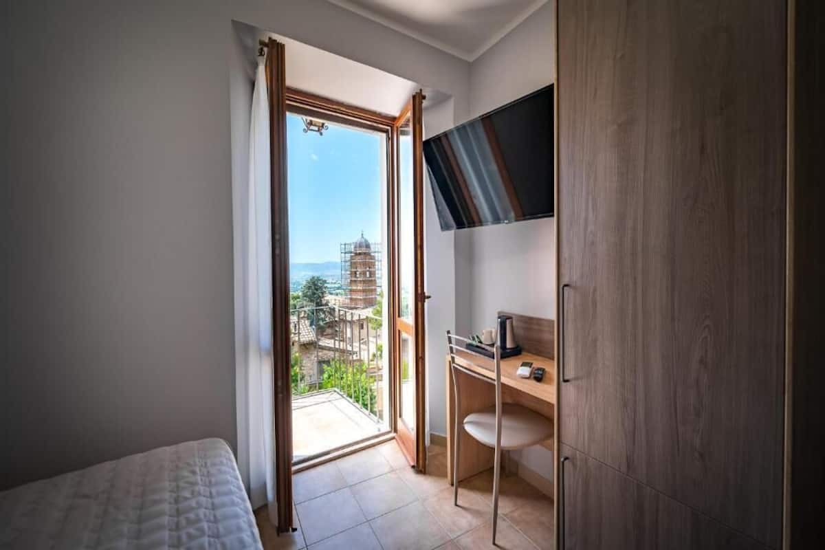 Deluxe Single Room, Balcony, Garden View