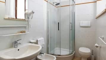 Tripla Deluxe, vista giardino | Bagno | Bidet