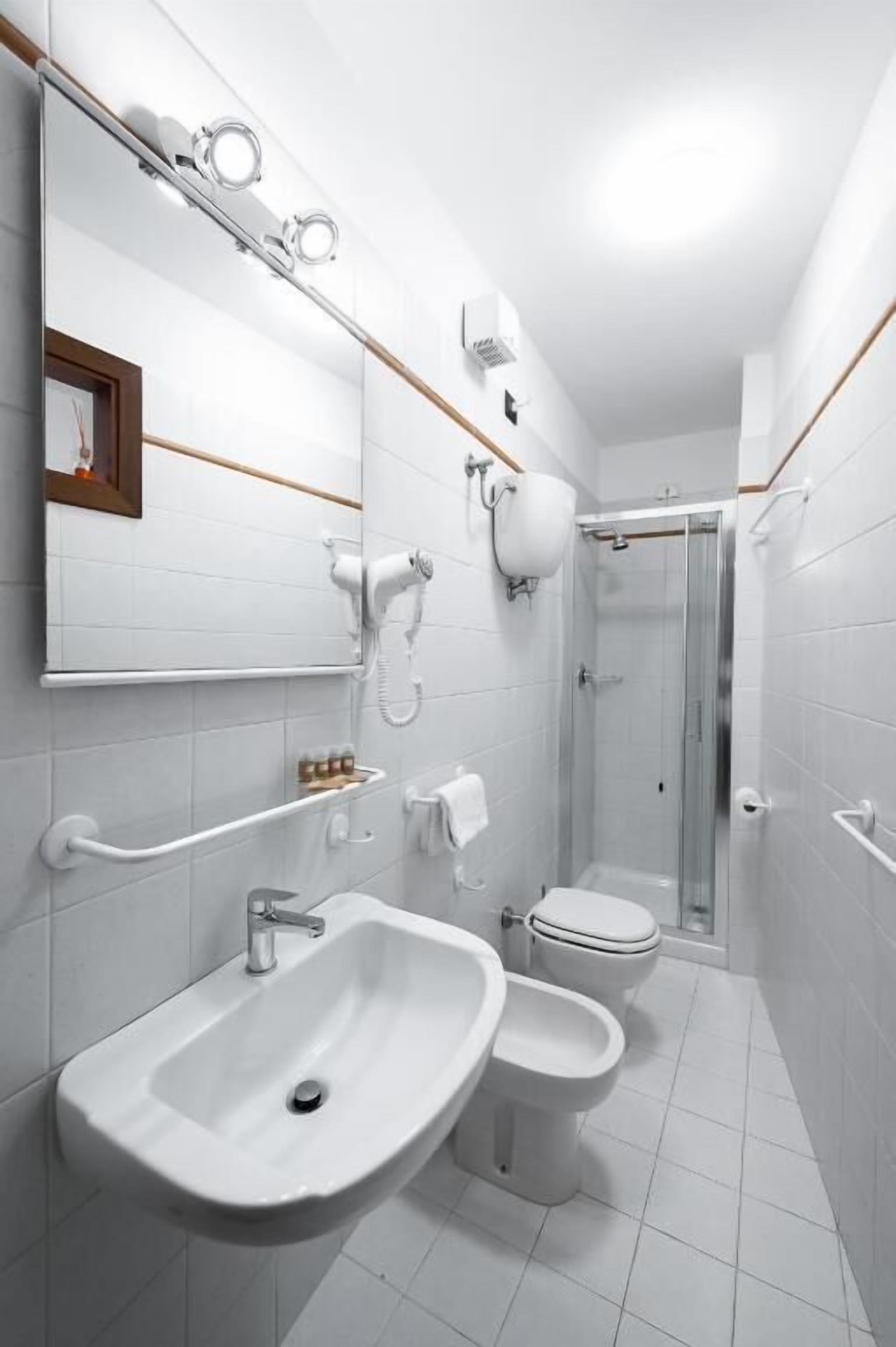 Habitación Deluxe con 1 cama doble o 2 individuales, vistas a la ciudad | Baño | Bidé
