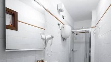 Habitación Deluxe con 1 cama doble o 2 individuales, vistas a la ciudad | Baño | Bidé