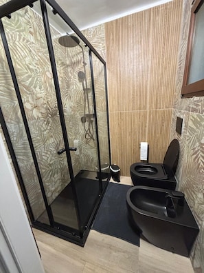 Shower, hair dryer, bidet, towels - Vrbo Property (Venezia)