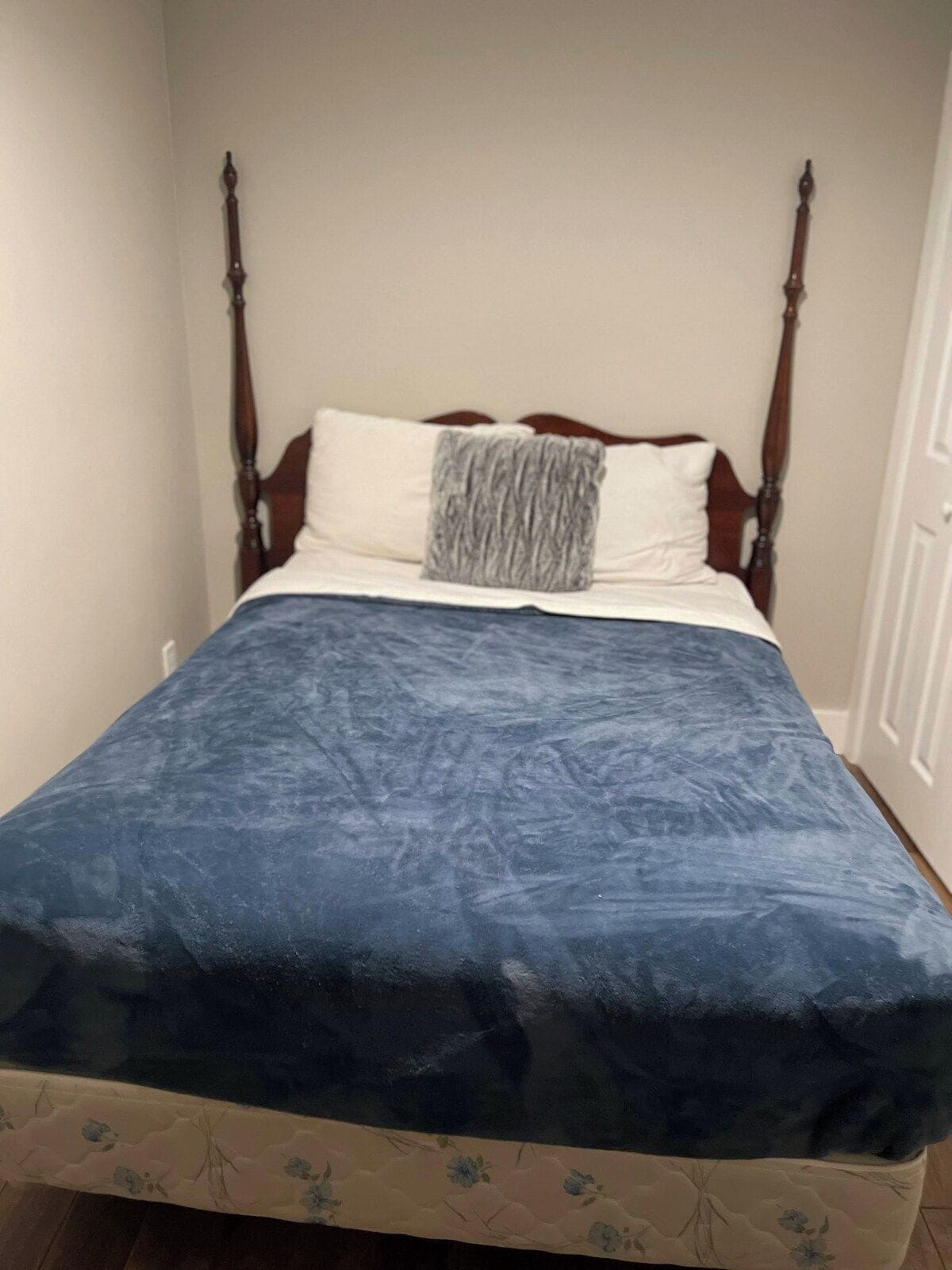 Free WiFi, bed sheets