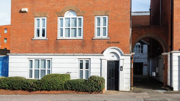 A brick building with a white facade, numbered 85, and a black door. - Ibex House Cozy Modern 2-bed Flat Free Parking (Reading)
