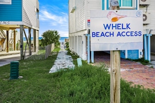 En skylt som visar vägen till stranden Whelk Beach.