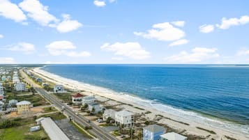 Una playa cerca, arena blanca