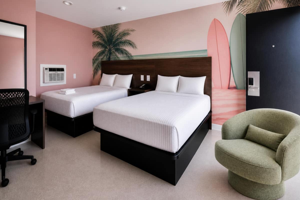 Habitación, patio, vista parcial al océano | Tabla de planchar con plancha, wifi gratis y decoración personalizada