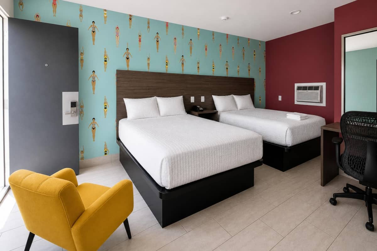 Habitación, patio, vista parcial al océano | Tabla de planchar con plancha, wifi gratis y decoración personalizada