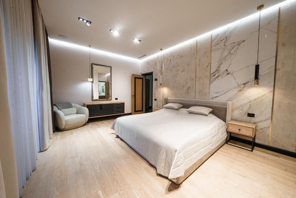 3 bedrooms, iron/ironing board, WiFi (free), bed sheets