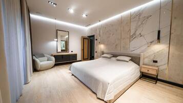 3 bedrooms, iron/ironing board, WiFi (free), bed sheets