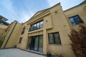 A building with a flat facade, large windows, and a balcony. - Lux Villa In The Heart of Yerevan Verin Antarayin (Yerevan)