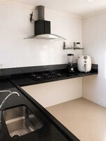 Fogão, talheres/pratos/utensílios de cozinha