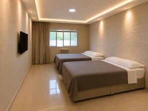 Comfort-Vierbettzimmer, Balkon, Blick auf den Innenhof | Kostenloses WLAN