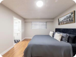 3 habitaciones, tabla de planchar con plancha y cuna de viaje 