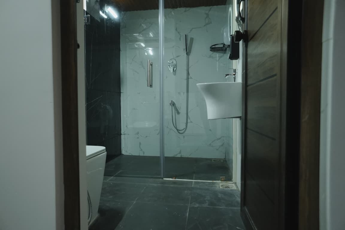 Ducha, secador de pelo, toallas, papel higiénico