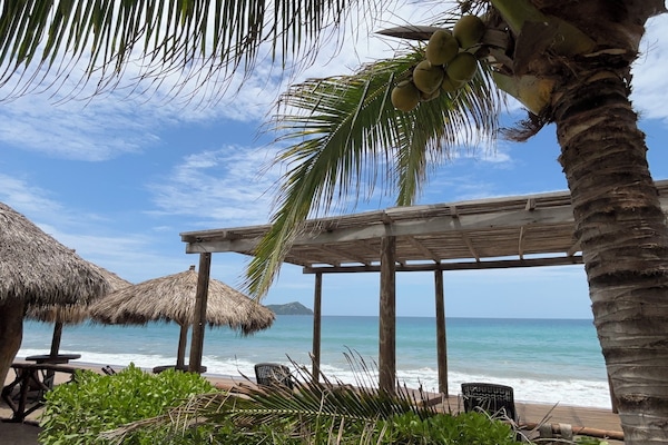 En la playa, camastros, sombrillas y toallas de playa