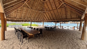 Bangalô standard, vista para a praia | Opções para refeição ao ar livre