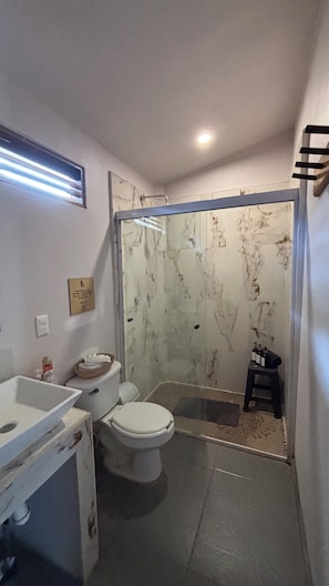 Bangalô standard, vista para a praia | Banheiro | Chuveiro, toalhas de banho, sabonete, shampoo