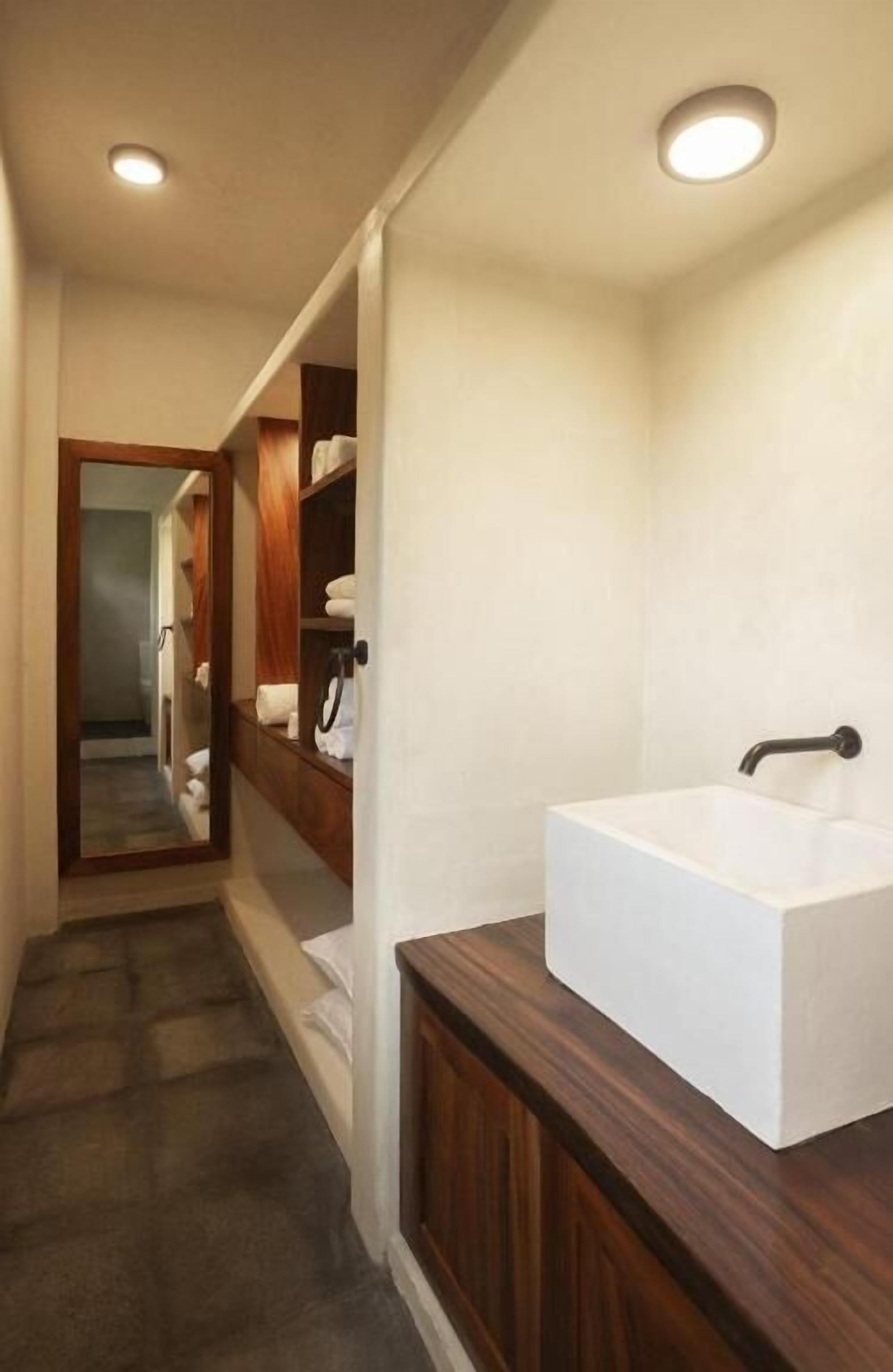 Deluxe Room, Balcony, Garden View | Bathroom | Shower, free toiletries, hair dryer, slippers