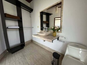 Shower, shampoo - Cozy 2-Double Bed Haven | Near Xalapa Coffee (Alto Lucero)