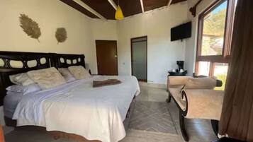 Tabla de planchar con plancha, wifi, ropa de cama