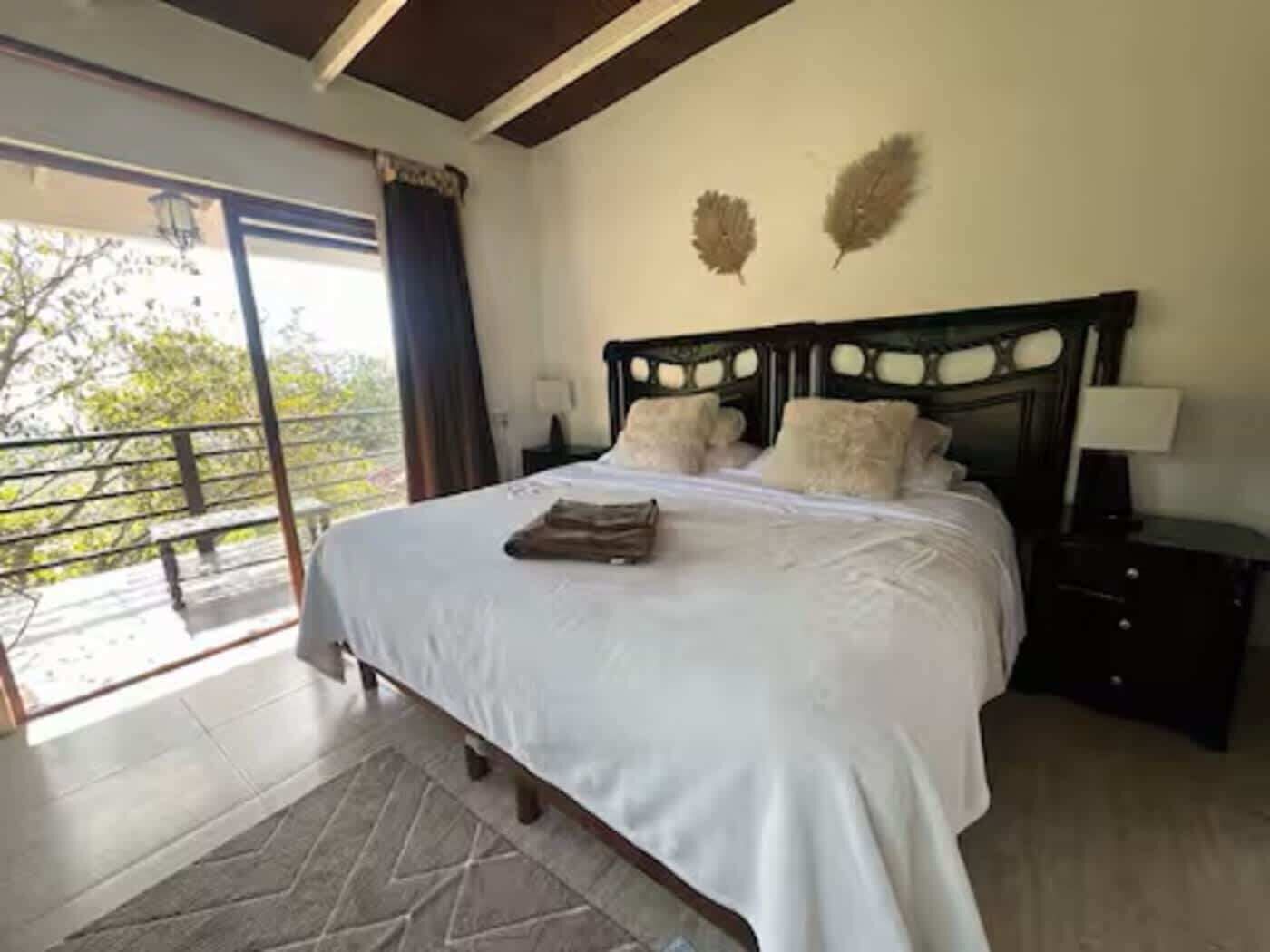 Tabla de planchar con plancha, wifi y ropa de cama 