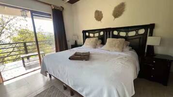 Tabla de planchar con plancha, wifi y ropa de cama
