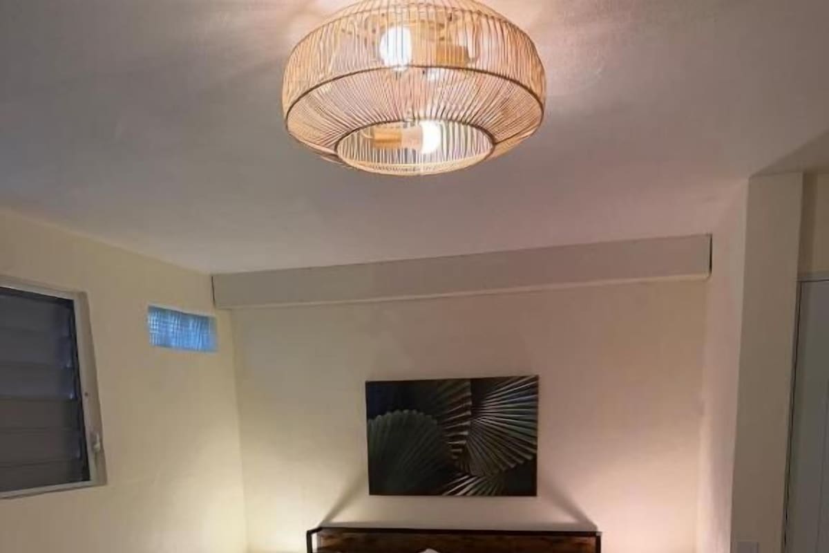 Tabla de planchar con plancha, wifi gratis y decoración personalizada 