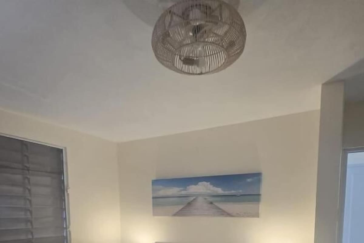 Tabla de planchar con plancha, wifi gratis y decoración personalizada 