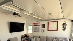 Een woonkamer met een modulaire bank, een salontafel en een flatscreen televisie aan de muur.