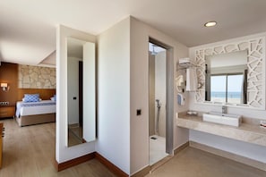 A modern bathroom with a large mirror, a shower, and a sink. - Armas Life Belek (Serik)