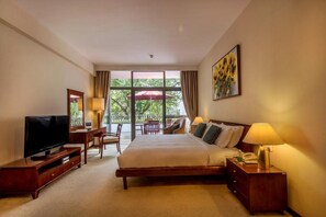 A hotel room with a large bed, a TV, a desk, and a chair. - Fraser Place Shekou (Shenzhen)