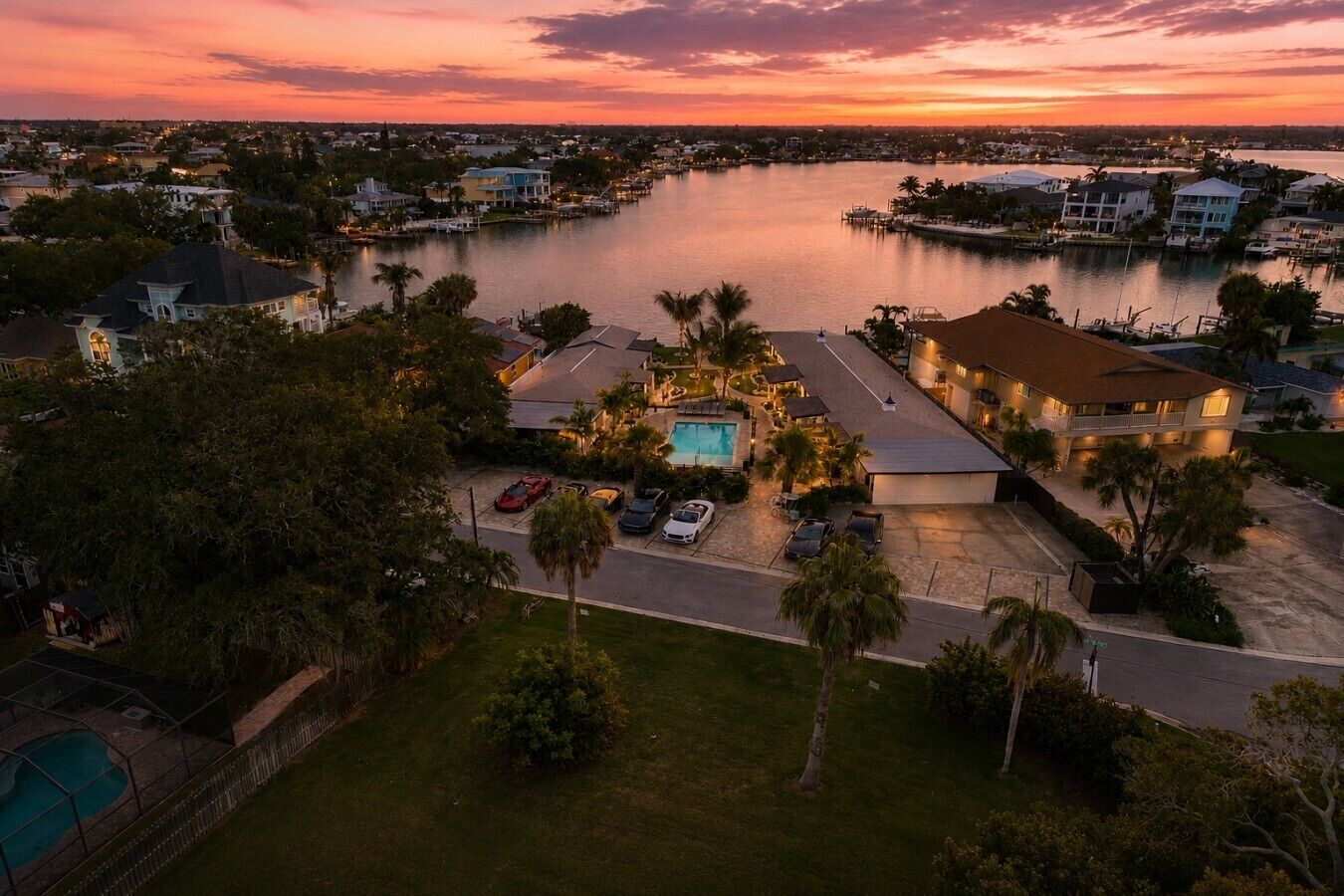 Un quartier résidentiel avec des maisons, une piscine et un port de plaisance.
