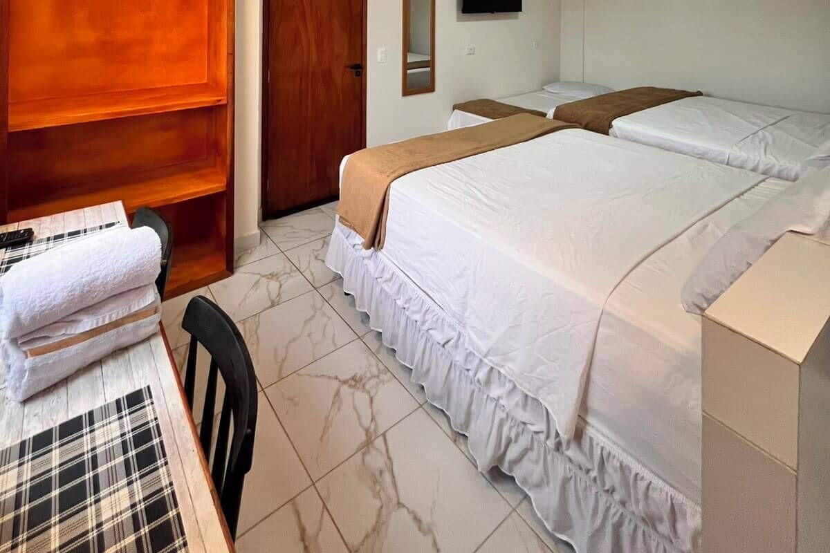 Escritorio, espacio para trabajar con laptop y wifi gratis 
